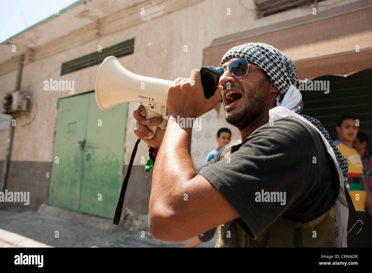 Ein Rebellenkämpfer Fortschritte zum pro Sniper Regierungsposition herausnehmen, da Strom Gaddafis Palast-Rebellen Stockfoto