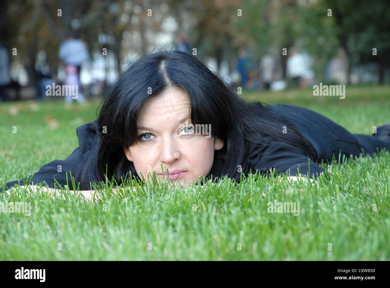 hübsche Frau Porträt entspannen im Naturpark Stockfoto