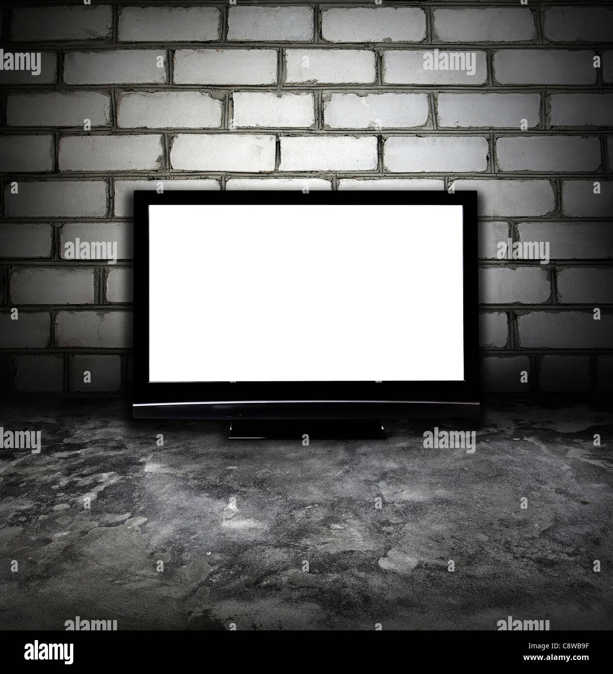 Plasma-TV mit leeren Bildschirm in einem Grunge-Raum Stockfoto