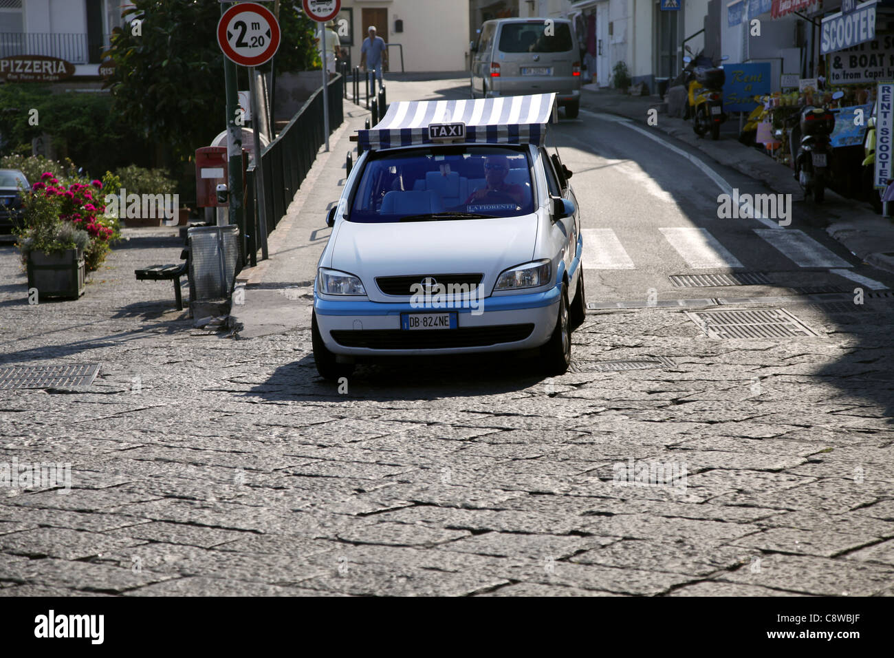 LOKALEN TAXI ON ROAD MARINA GRANDE Insel CAPRI Italien 17. September 2011 Stockfoto