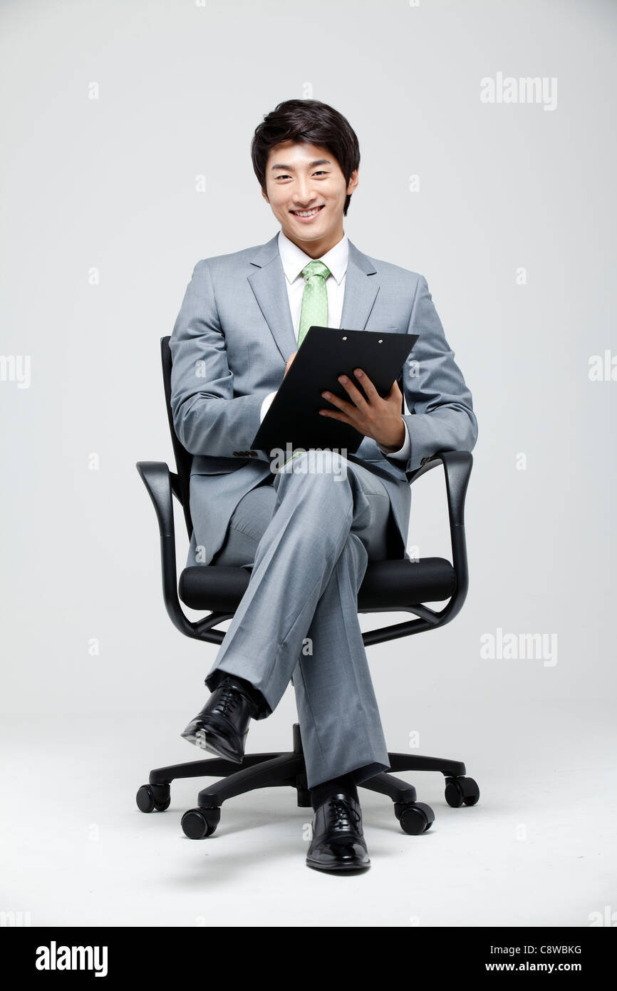 Asiatische Geschäftsmann Writing Pad Stockfoto