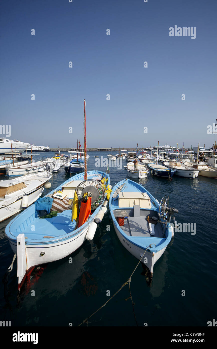 ANGELBOOTE/Fischerboote & Fähre im Hafen MARINA GRANDE Insel CAPRI Italien 17. September 2011 Stockfoto