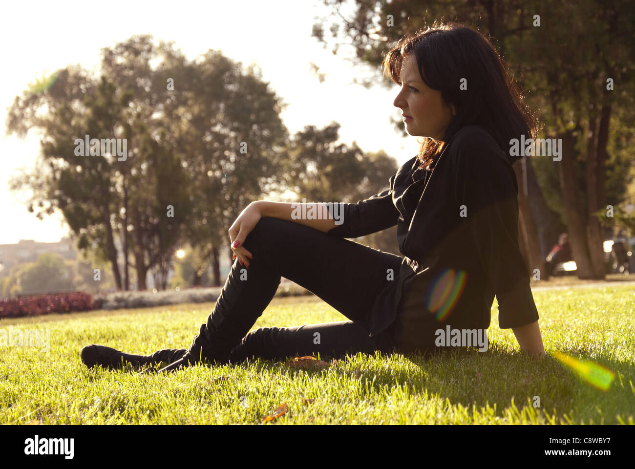 hübsche Frau Porträt entspannen im Naturpark Stockfoto
