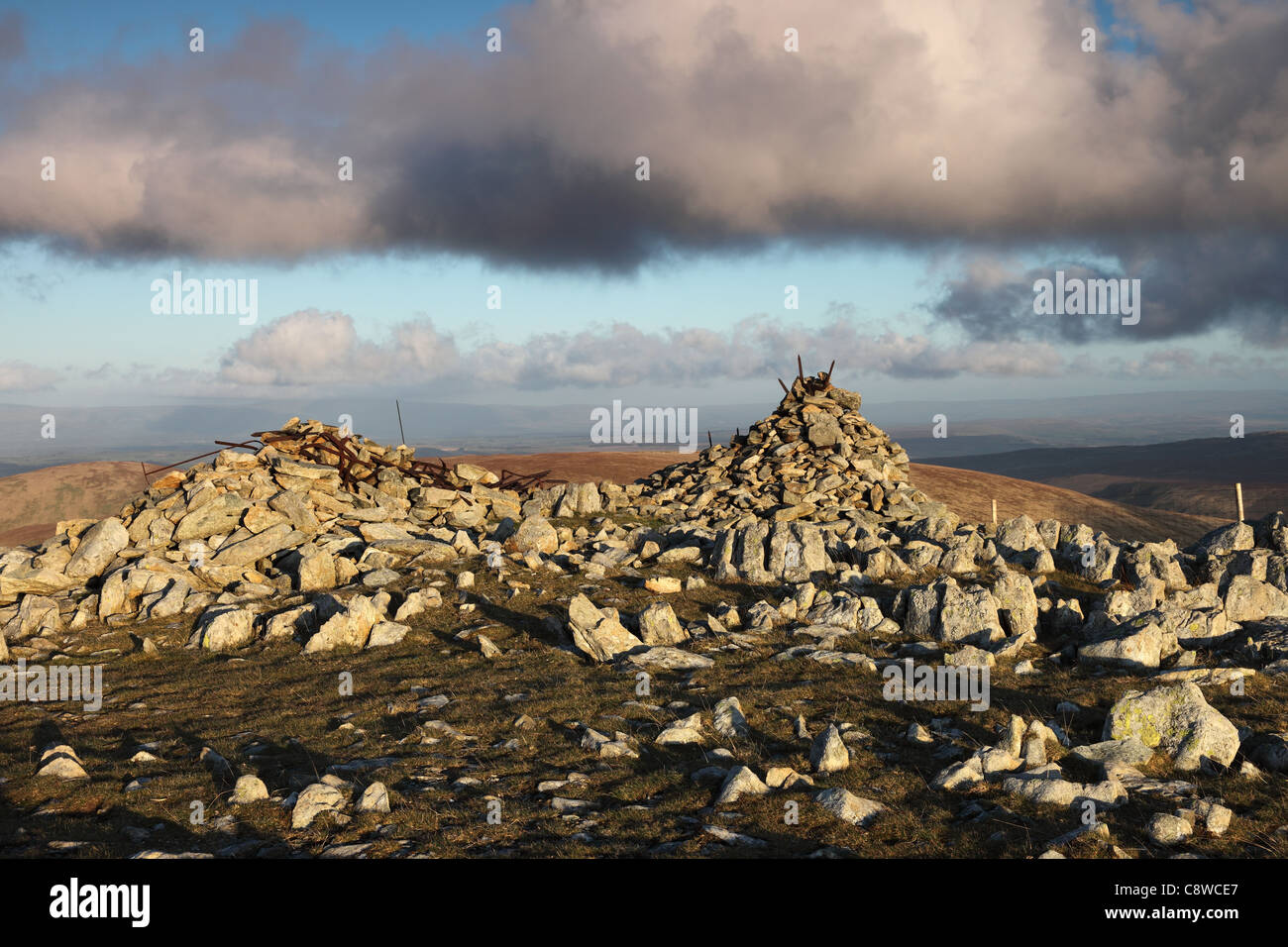 Cairns auf Harter fiel in der Seenplatte Cumbria und die Ansicht NE über den Berg Branstree in Richtung der Pennines UK Stockfoto