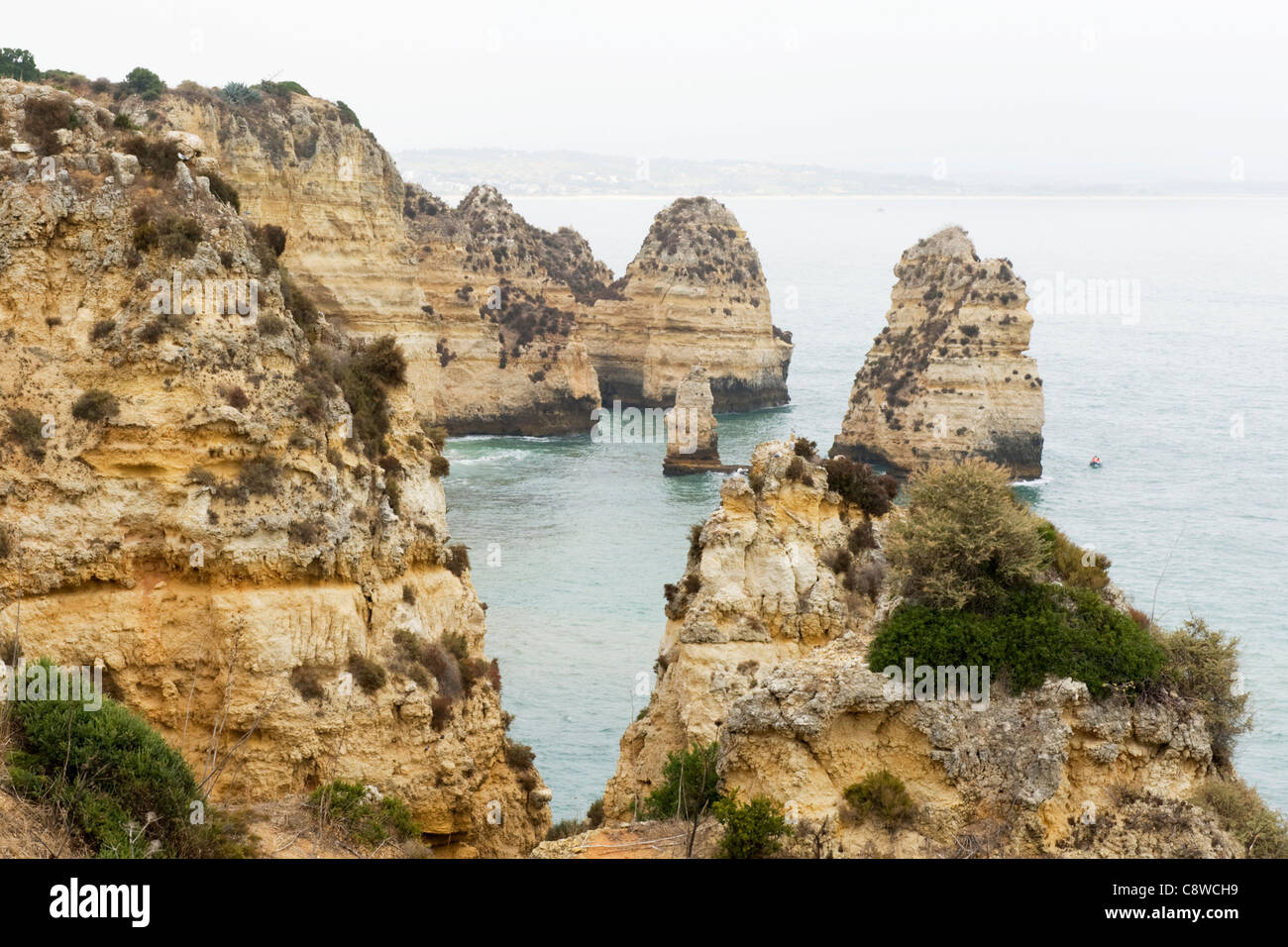 Portugal Algarve Lagos Ponta da Piedade cliffs Meer marine Motorboot in bay Einlass Cliff Stockfoto