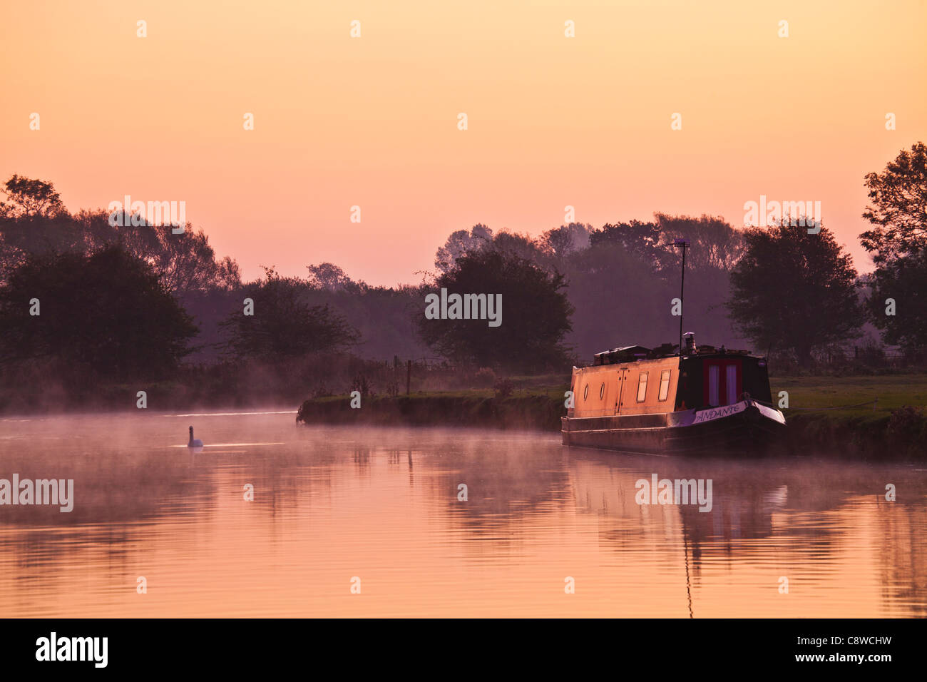 Eine neblige Cotswold Herbst Sonnenaufgang auf der Themse bei Lechlade, Gloucestershire, England, UK Stockfoto