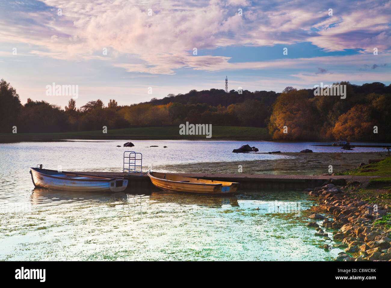 Einen späten Herbstnachmittag am See Colwick Country Park, Nottingham, Nottinghamshire, England, UK Stockfoto