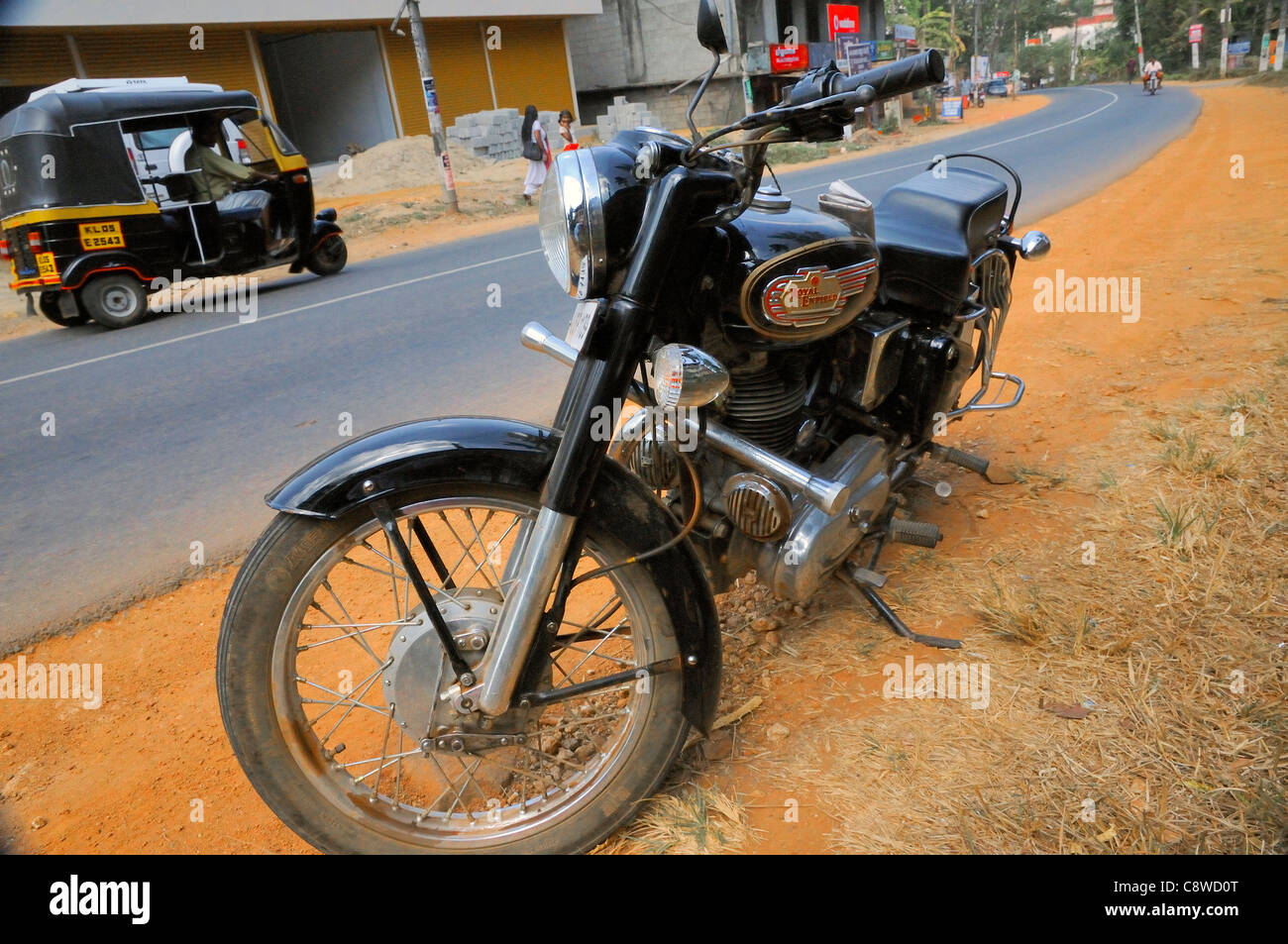 In Indien hergestellter Royal Enfield Bullet 350-Motorzyklus der berühmten englischen Marke um die 1950er Jahre am Straßenrand bei Vandiperiya, Indien Stockfoto