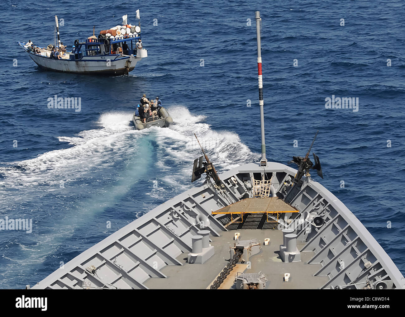 Die Seeleute an Bord der Dhau zur Unterstützung von lokaler Fischern in einem Versuch, den Motor zu reparieren. Stockfoto
