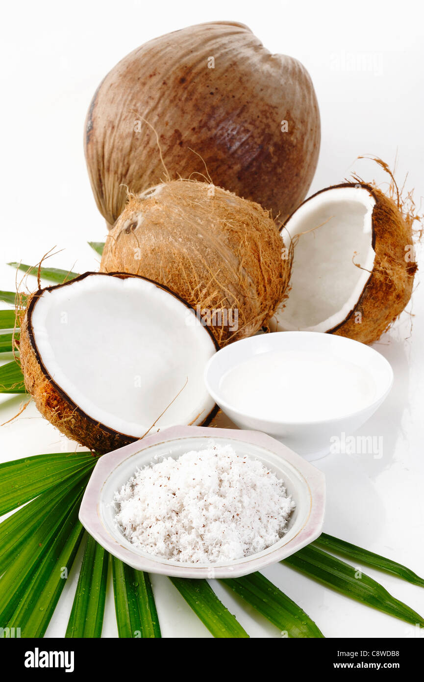 Kokos, Kokosraspeln und Kokoscreme auf weiß Stockfoto