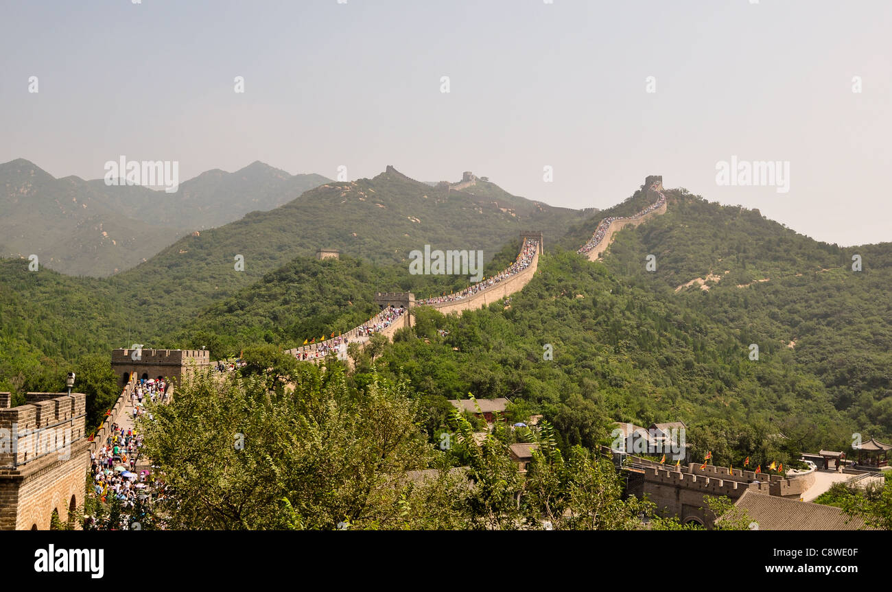 ein Segment der großen Mauer von China mit Touristen in badalin Stockfoto