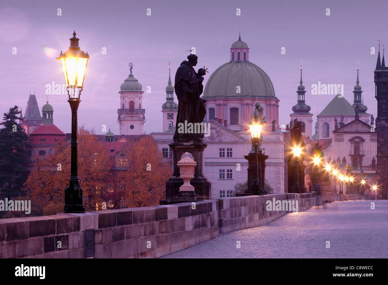 Tschechische Republik-Prag - Karlsbrücke und Türme der Altstadt in der Morgendämmerung Stockfoto