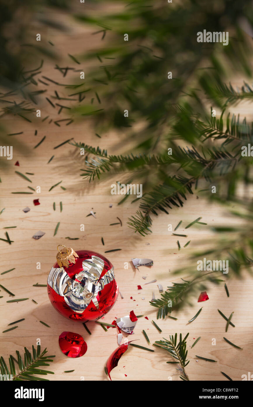 Gebrochene Christbaumkugel auf dem Boden, innen geschossen Stockfoto