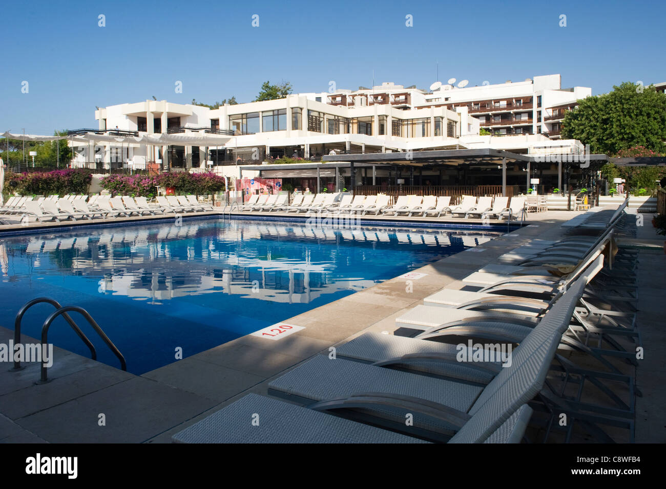 Portugal, Algarve, Albufeira, Club Med Da Balaia, Haupt-Pool mit Bar & Restaurantbereiche & Hotel befindet sich hinter Stockfoto