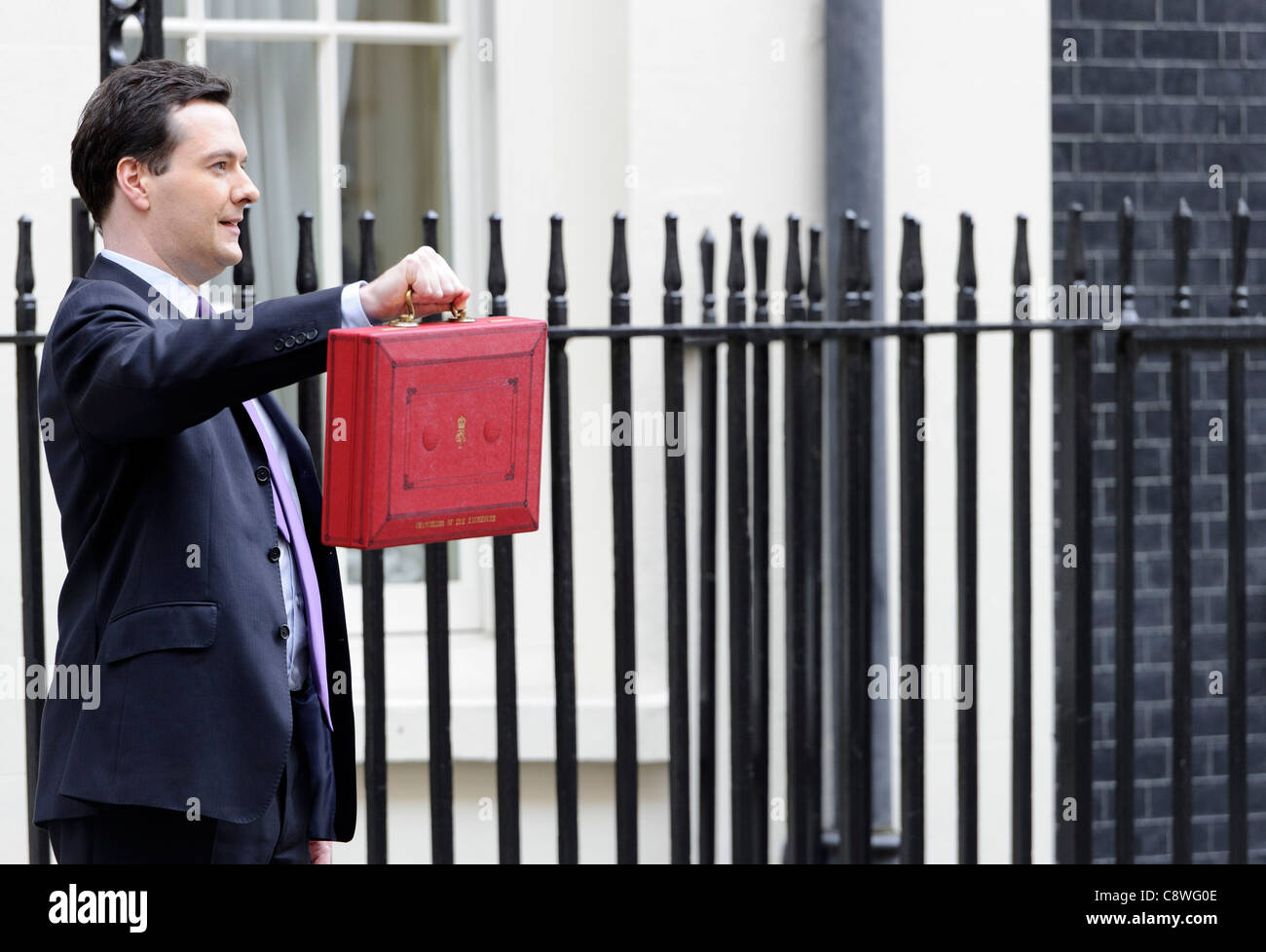 Britische Schatzkanzler George Osborne posiert für die Medien mit seinen traditionellen roten Dispatch Box. Stockfoto