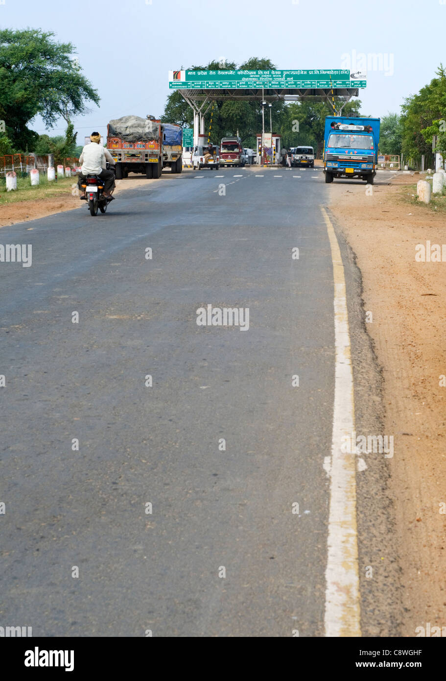 Mautstellen auf einer Straße in Madhya Pradesh, Indien Stockfoto
