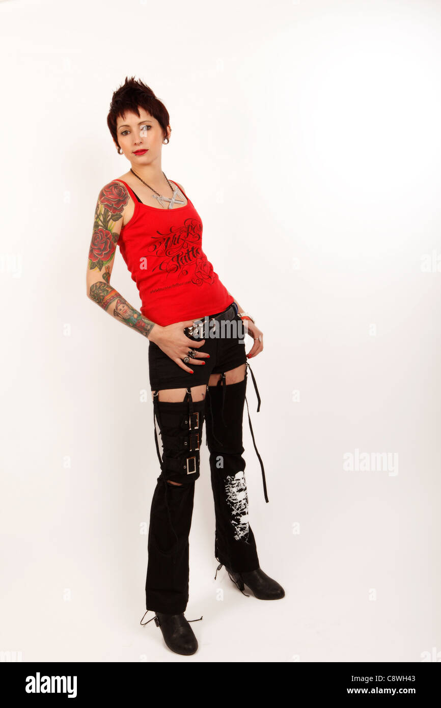 junge Frau mit Tätowierungen auf ihrem Arm, Jugendkultur, Kunst am Körper Stockfoto