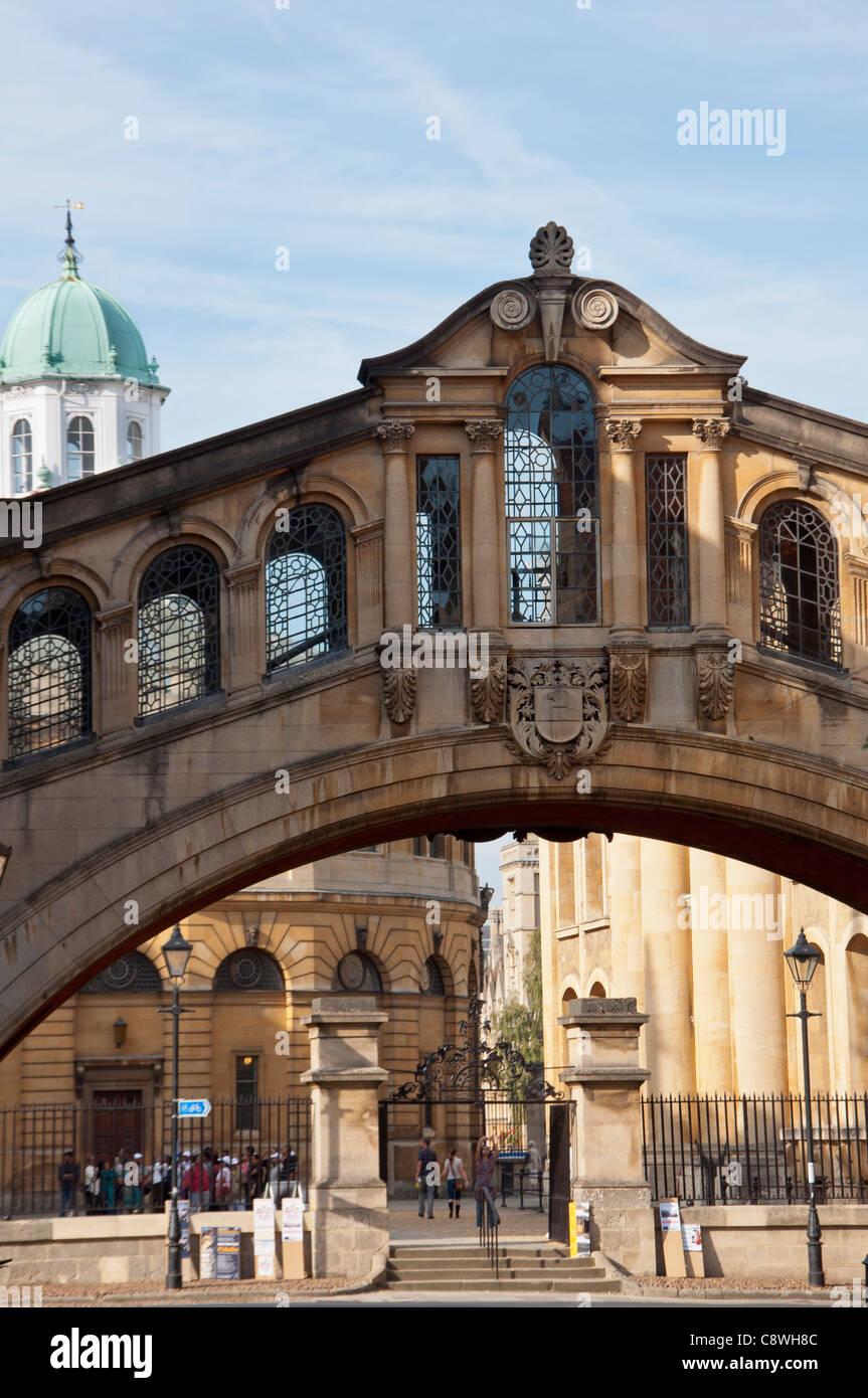 Seufzerbrücke mit Sheldonian Theatre nach hinten. Oxford University Press; UK Stockfoto