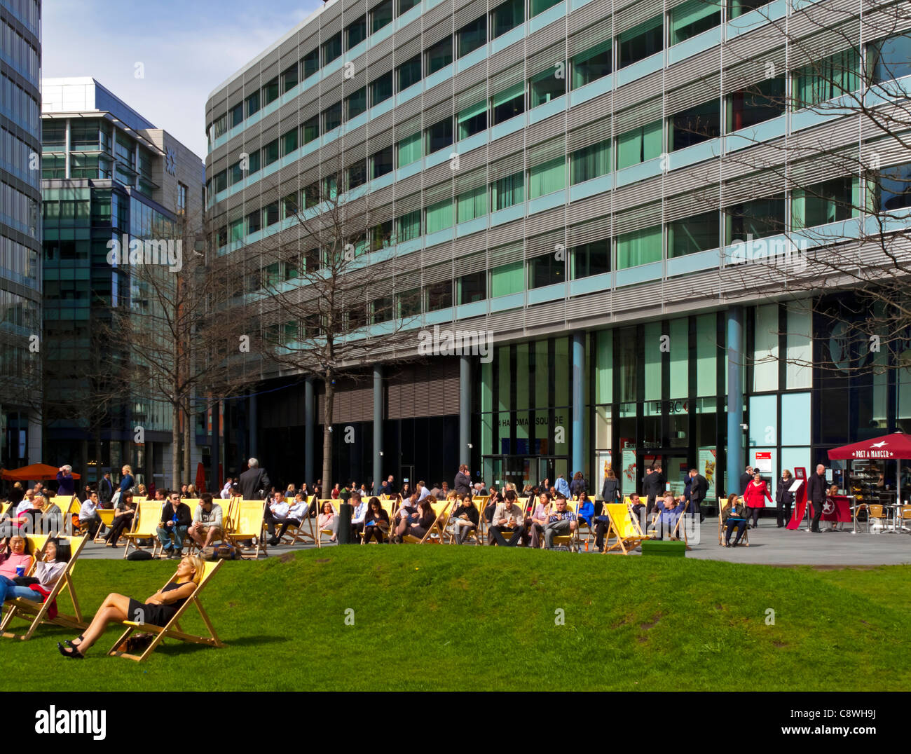 Neubau Bürogebäude im Bereich Spinningfields von Manchester City Center England UK mit Büroangestellte, die Sonne genießen Stockfoto