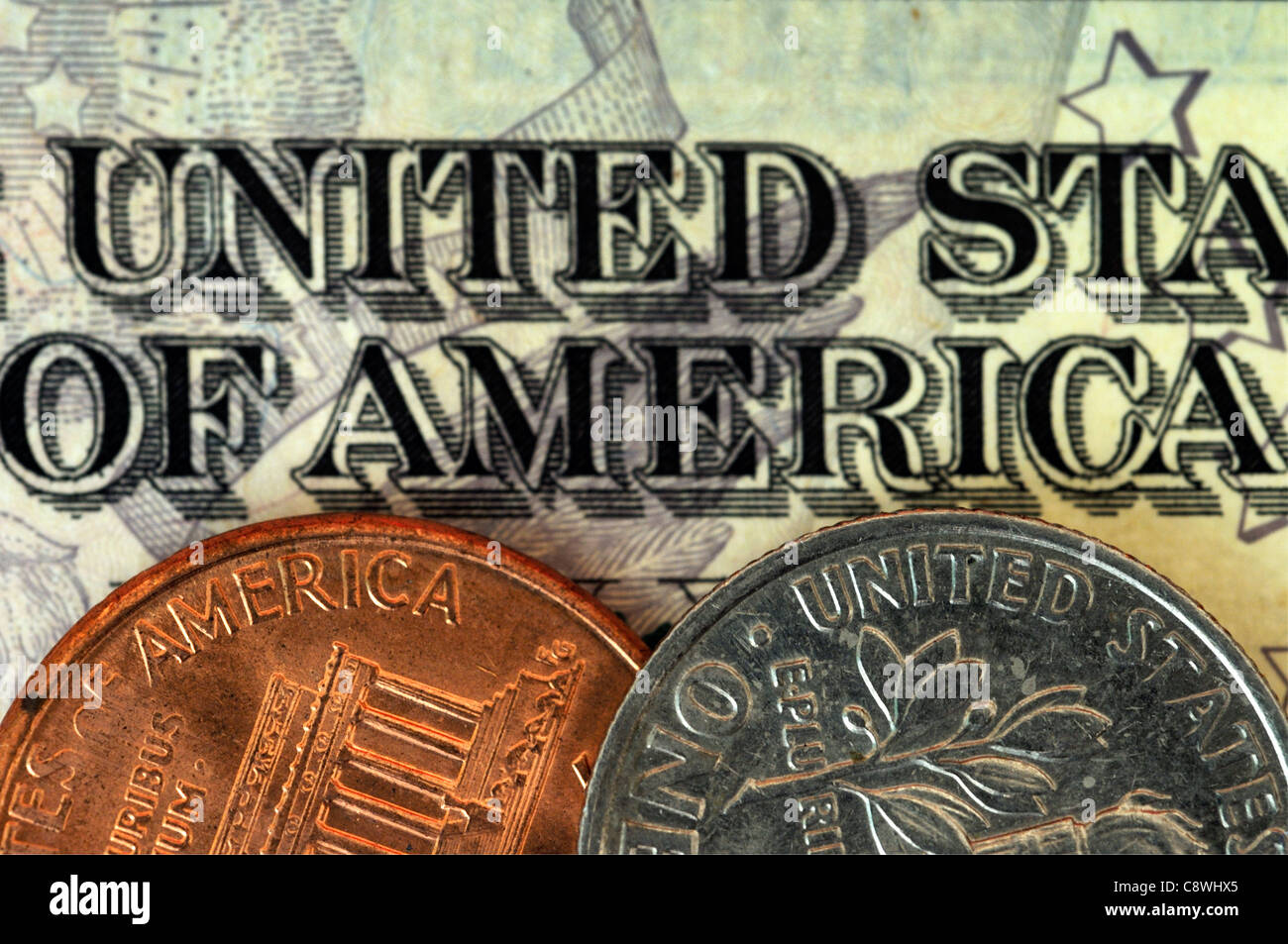 Amerikanischen Dollarschein mit Münzen Stockfoto