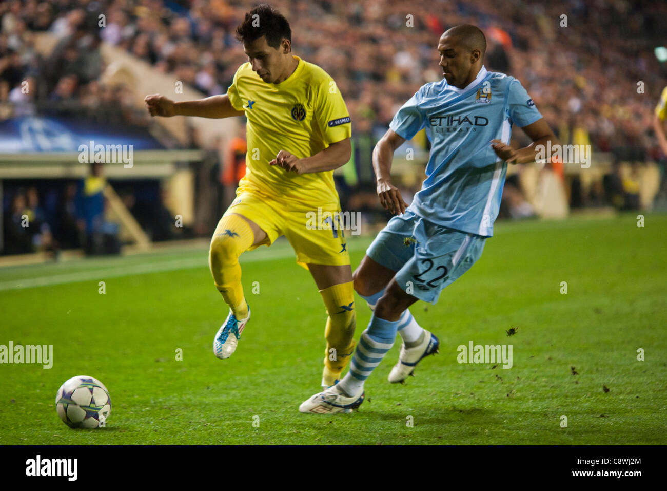 11.02.2011. Villareal, Spanien-Champions-League - Villareal CF Player Catalá und Manchester City Spieler Clichy laufen für einen ball Stockfoto