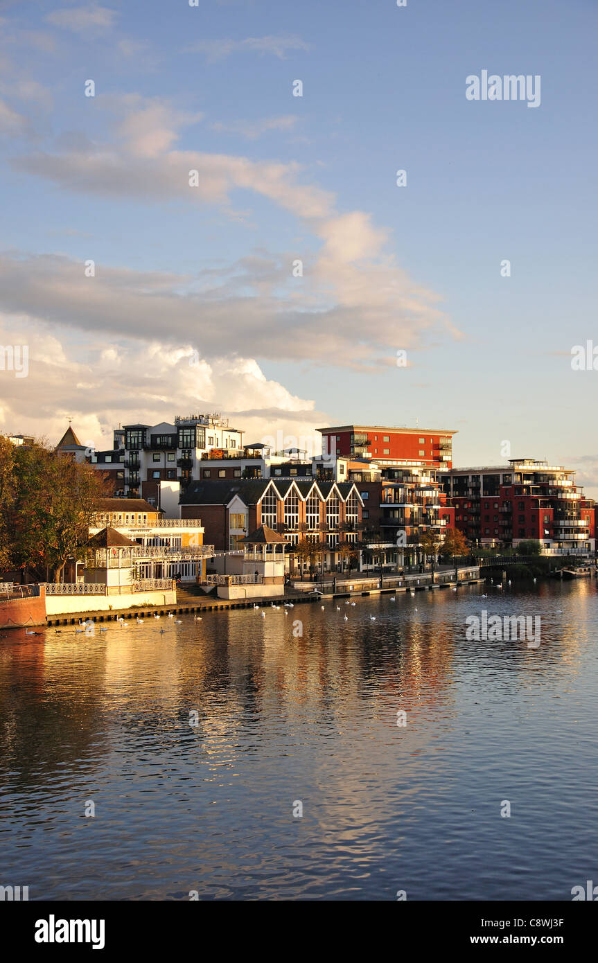 Riverside bei Sonnenuntergang, Kingston upon Thames, Royal Borough of Kingston upon Thames, Greater London, England, Vereinigtes Königreich Stockfoto