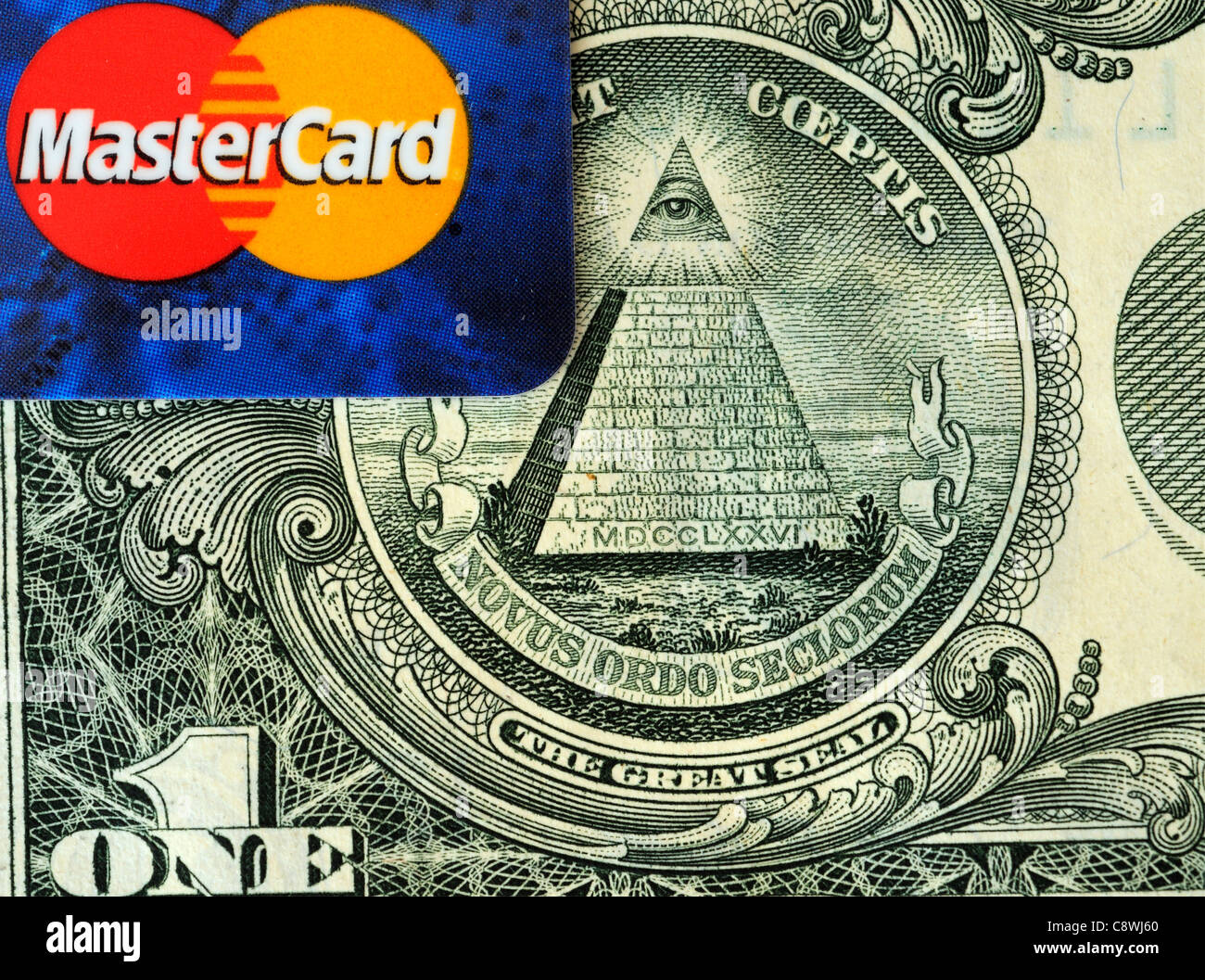 MasterCard und die Pyramide auf dem amerikanischen Dollarschein Stockfoto
