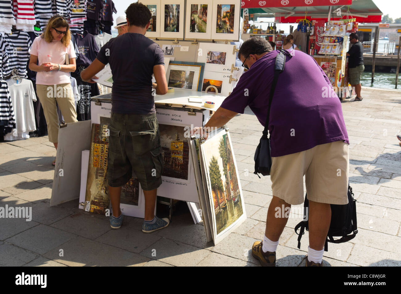 Venedig - Touristen, Studium der Malerei zum Verkauf an der Riva Schiavoni breite Uferpromenade. Stockfoto