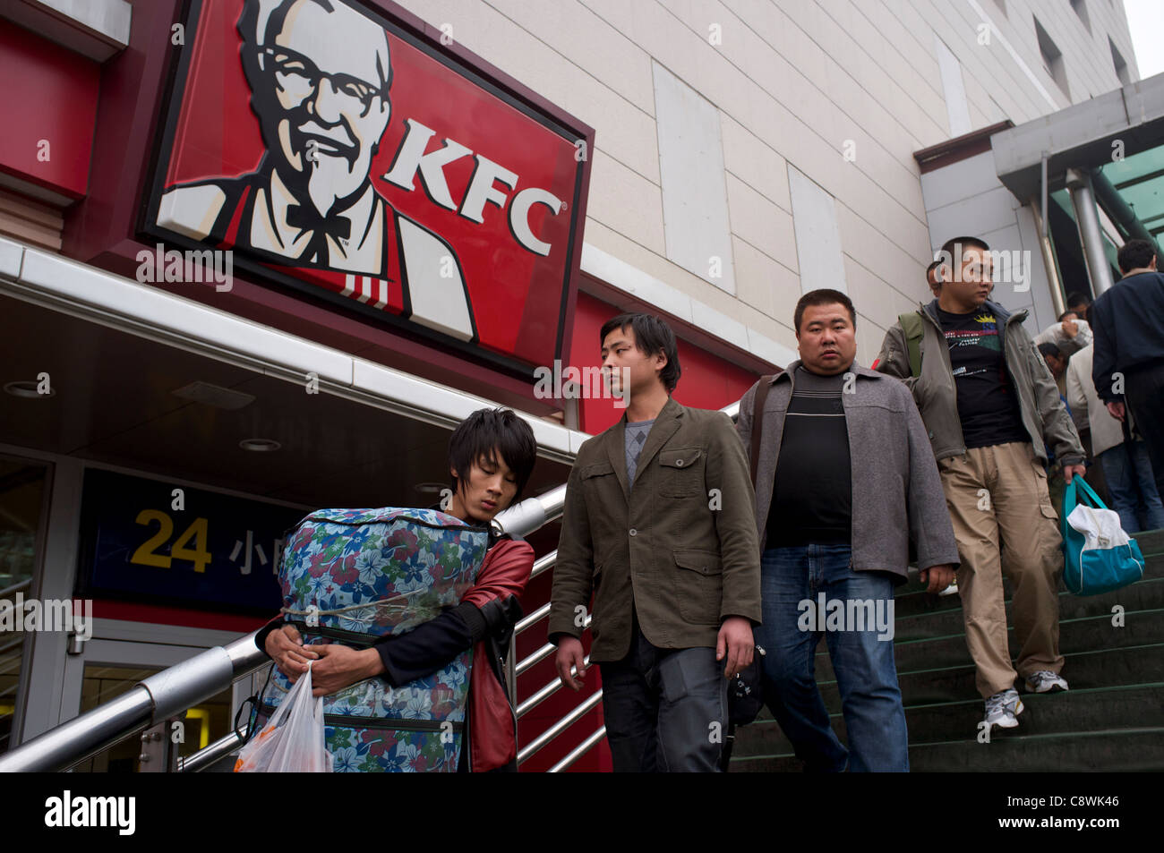 Die Menschen gehen vorbei ein KFC in Peking, China. 31. Oktober 2011 Stockfoto