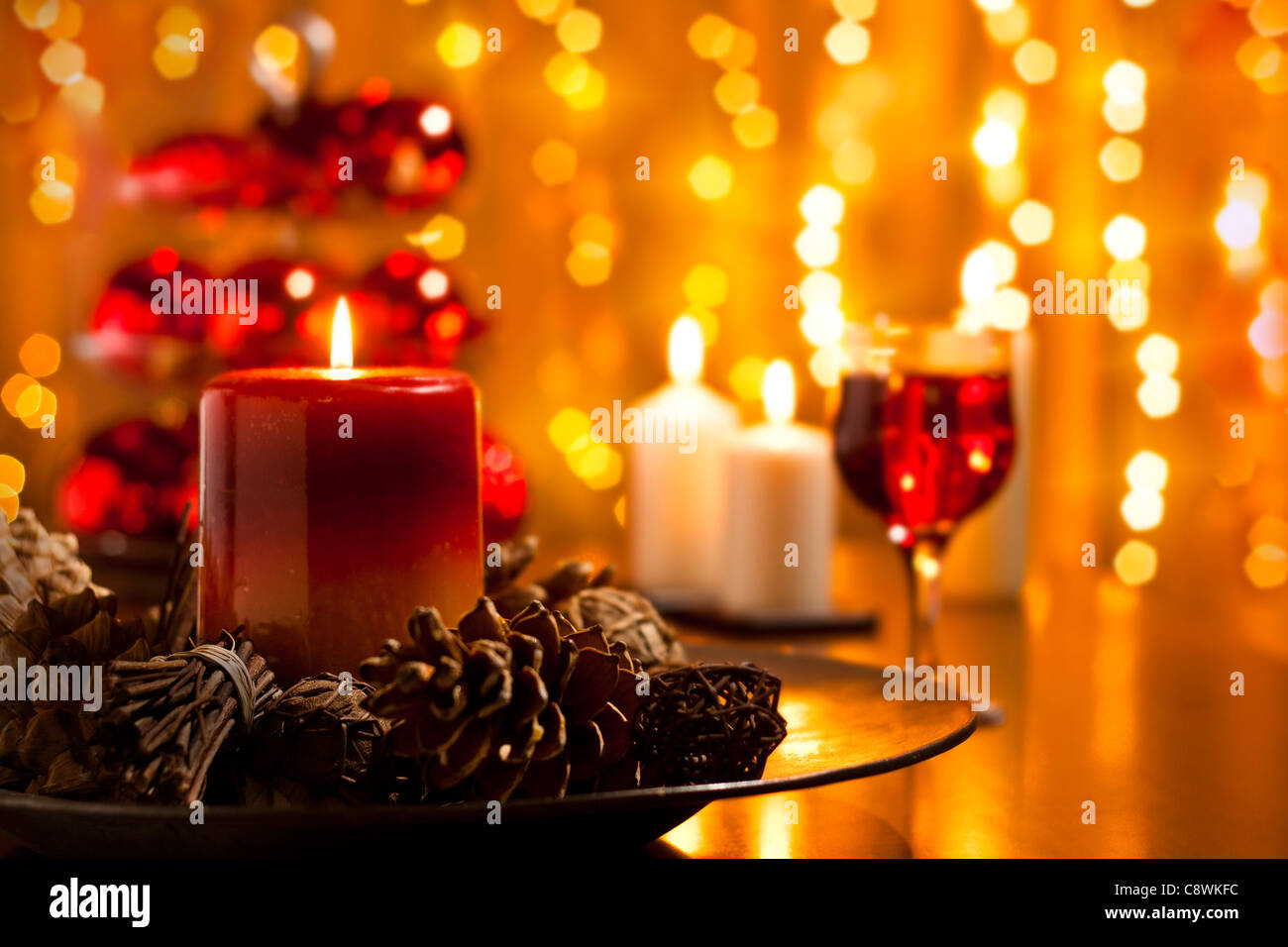 Weihnachtsschmuck und Kerzen Set auf einem Esstisch Stockfotografie - Alamy