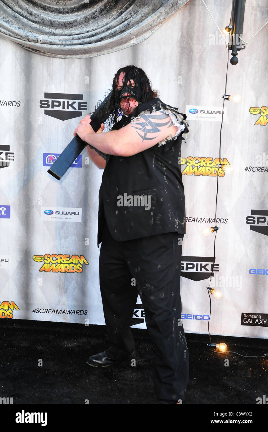 TNA Wrestler Abgrund im Ankunftsbereich für SPIKE TV SCREAM Awards 2011, Universal Studios viel los, Los Angeles, CA 15. Oktober 2011. Foto Stockfoto