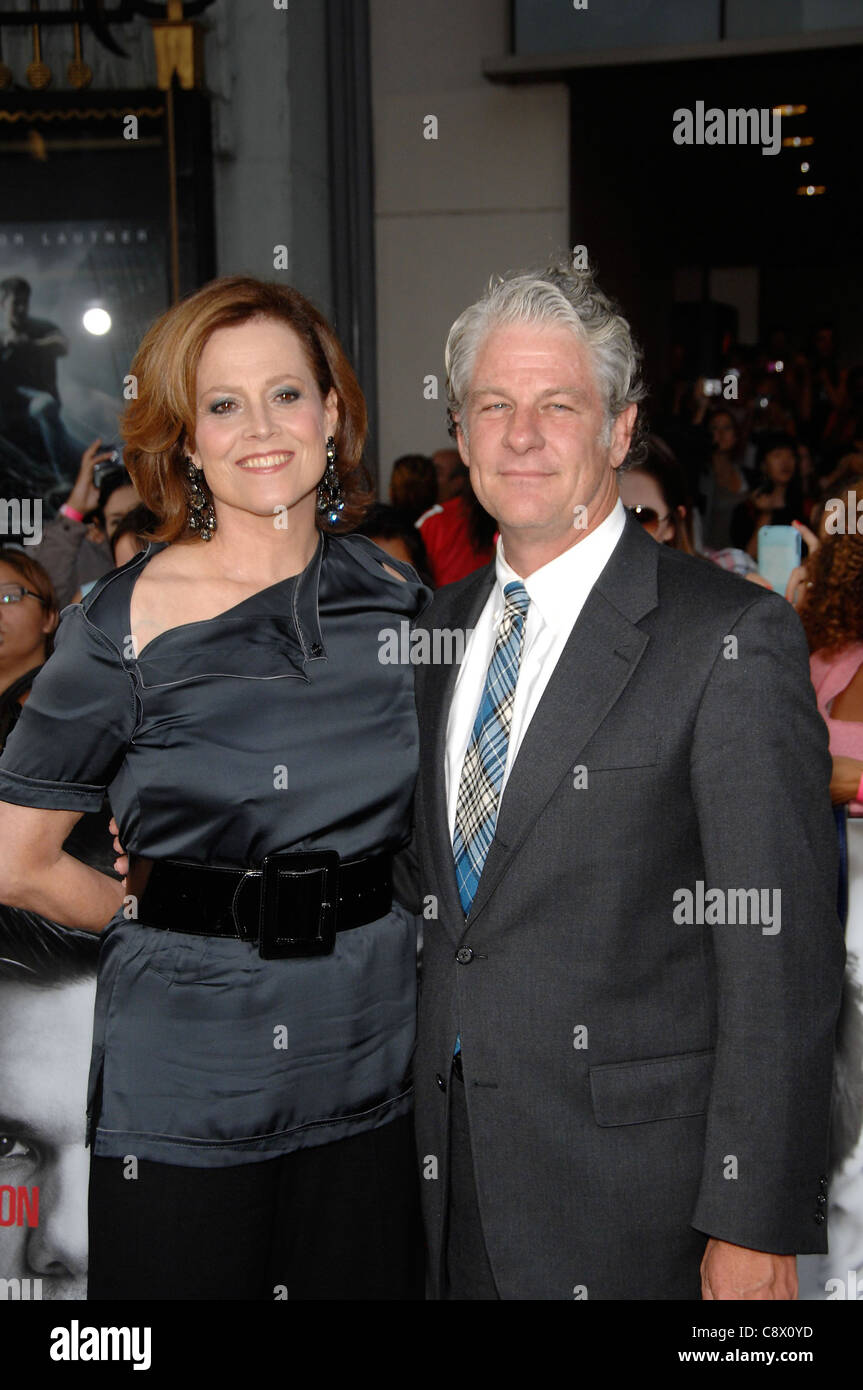 Sigourney Weaver, Jim Simpson im Ankunftsbereich für Entführung Premiere, Graumans Chinese Theatre, Los Angeles, CA am 15 September, Stockfoto