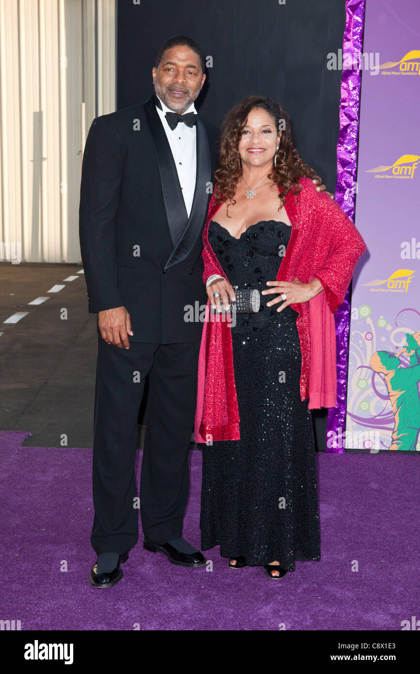 Norm Nixon Debbie Allen Anwesenden Fur Die Alfred Mann Stiftung Jahrliche Black Tie Gala Barker Hangar Santa Monica Kalifornien Stockfotografie Alamy