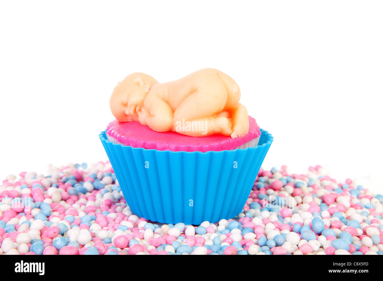 Geburt-Cupcake mit Marzipan Baby und bunten Mäuse Süßigkeiten auf weißem Hintergrund Stockfoto