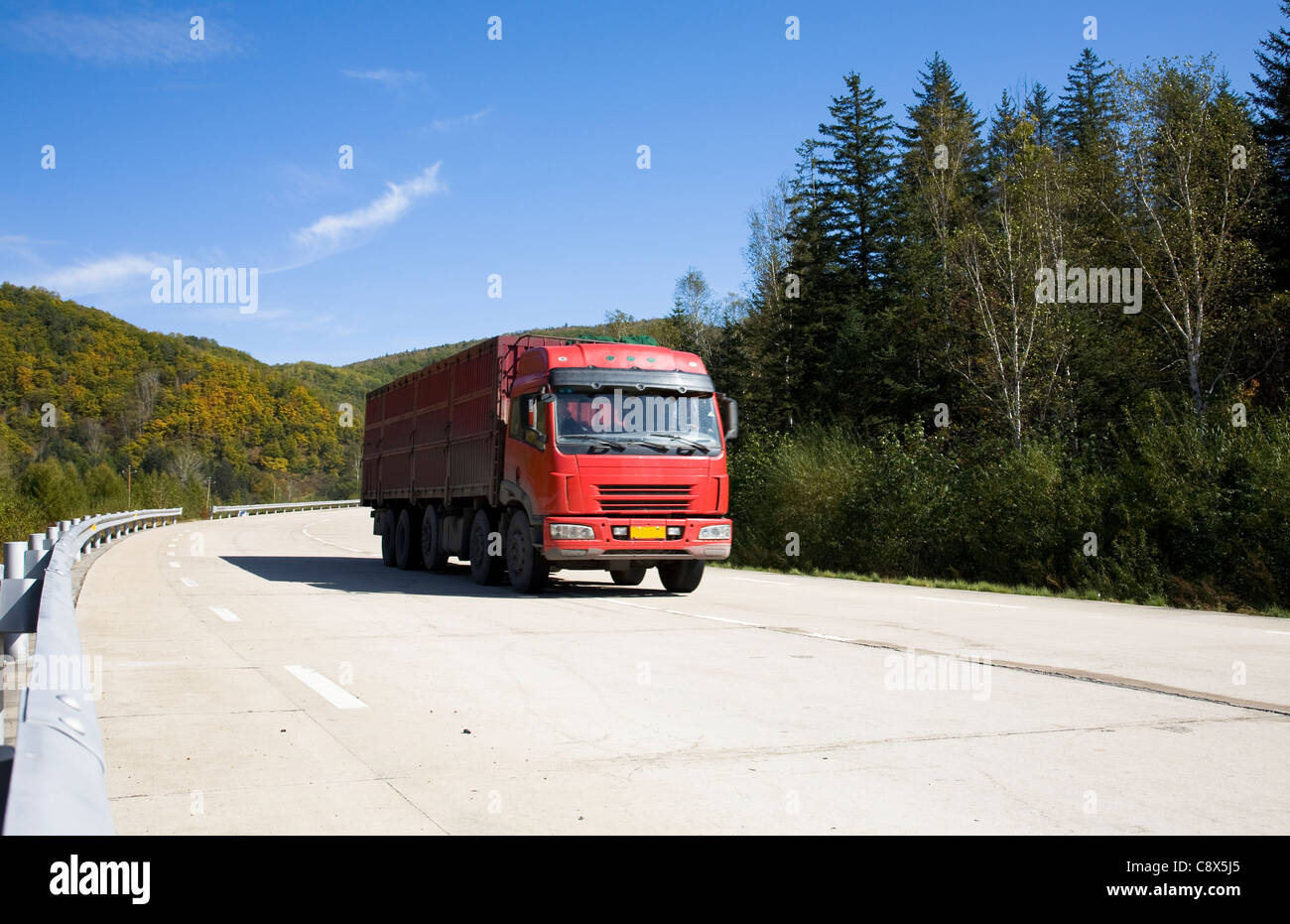 einen roten LKW fahren auf Highway Stockfoto