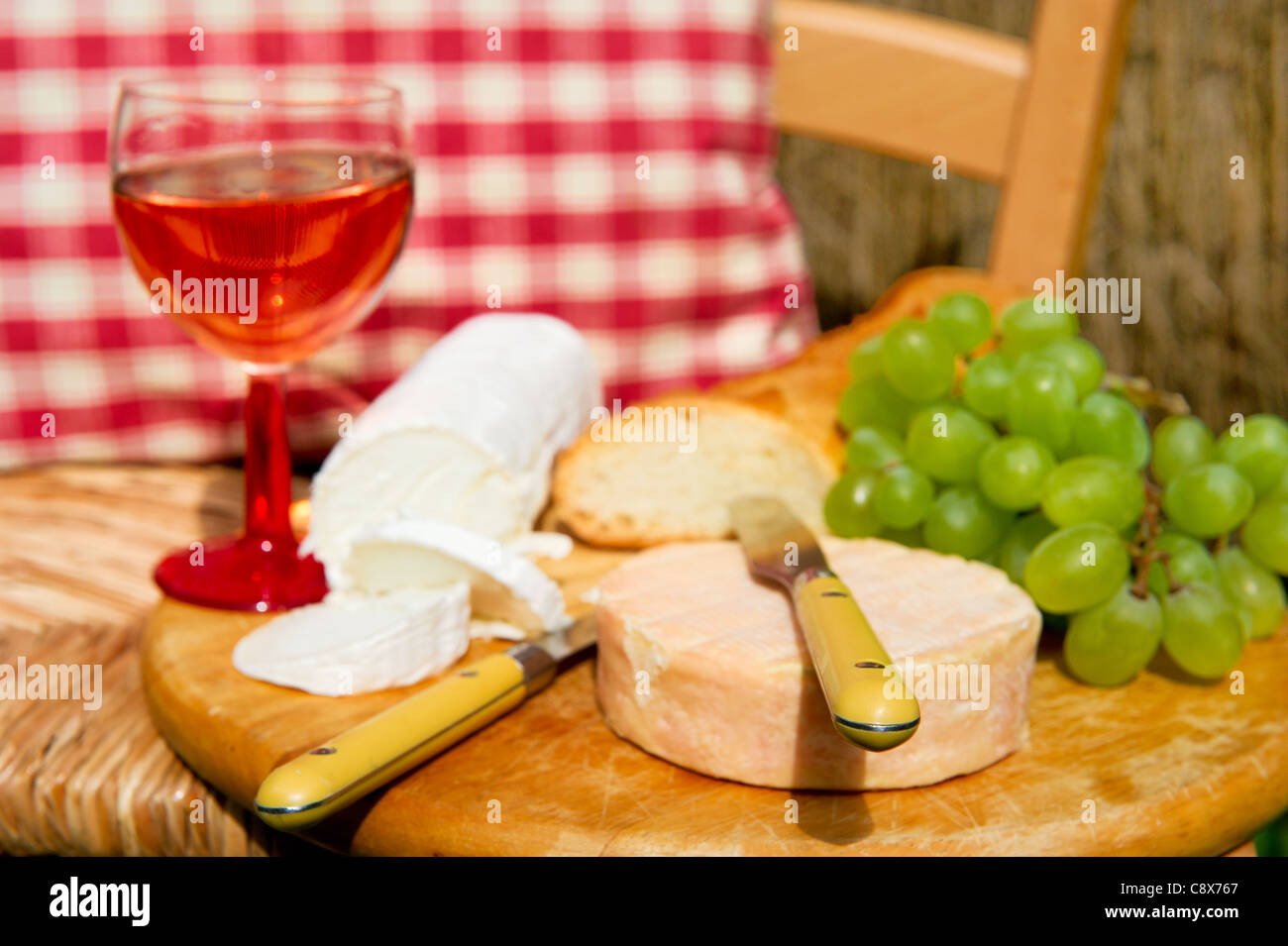 Käseplatte mit Käsebrot und Wein im freien Stockfotografie - Alamy