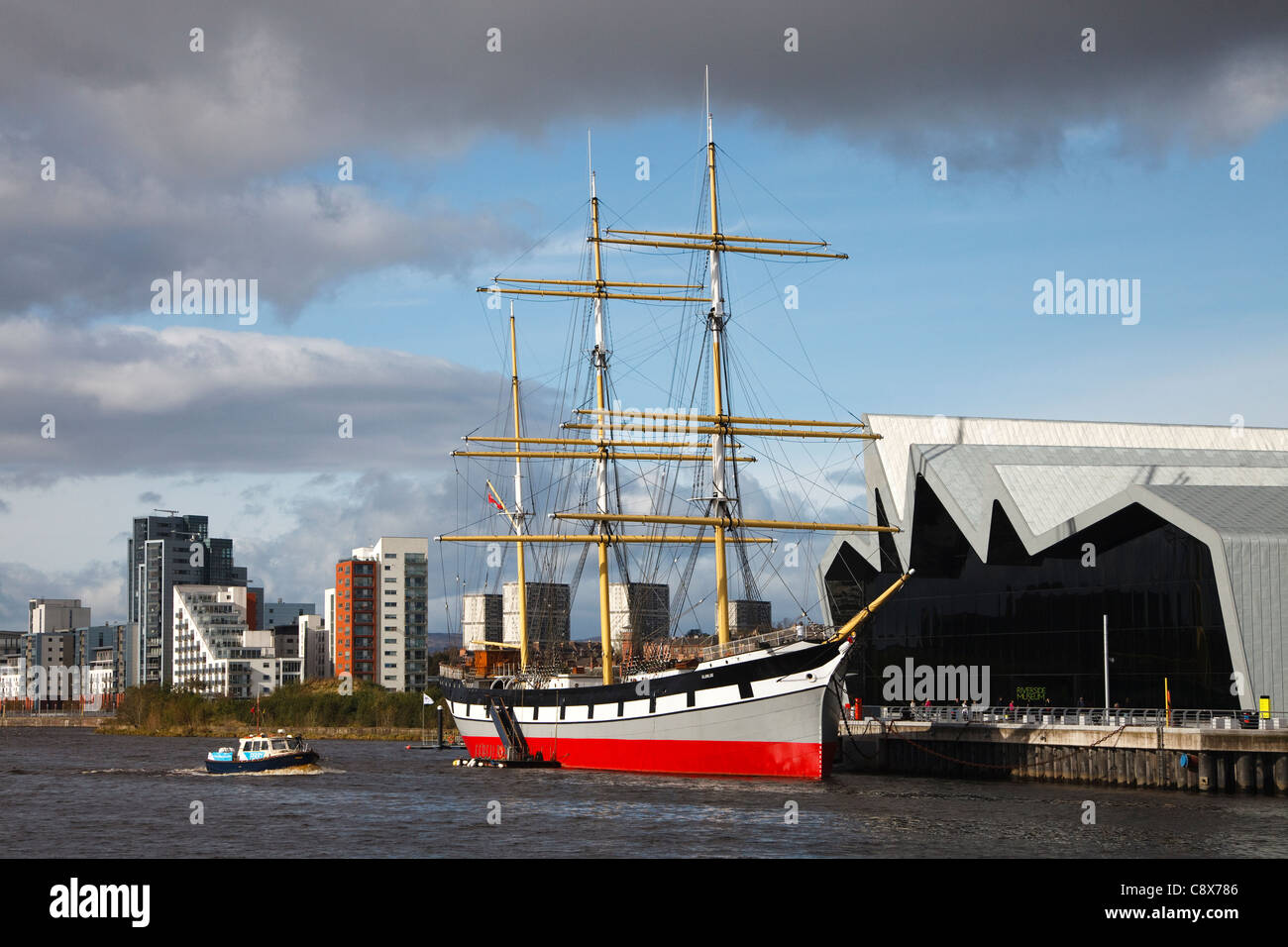 Riverside Museum mit dem hohen Schiff 'Glenlea' auf den Fluss Clyde, Partick, Glasgow, mit dem Govan Fähre segeln über den Clyde Stockfoto