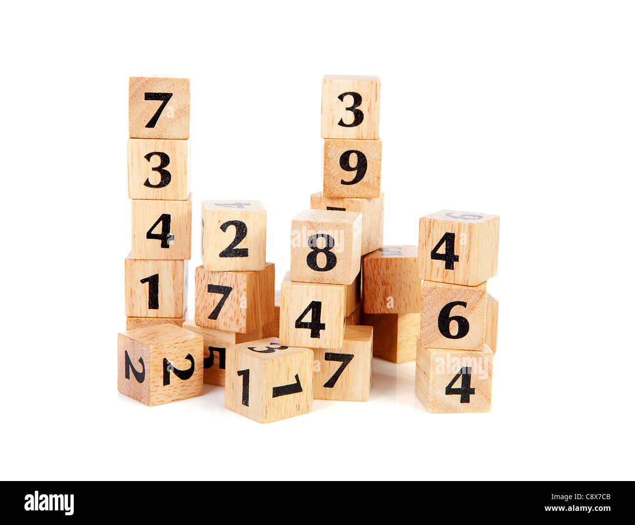 Viele Holzklötze mit Zahlen auf weißem Hintergrund Stockfoto