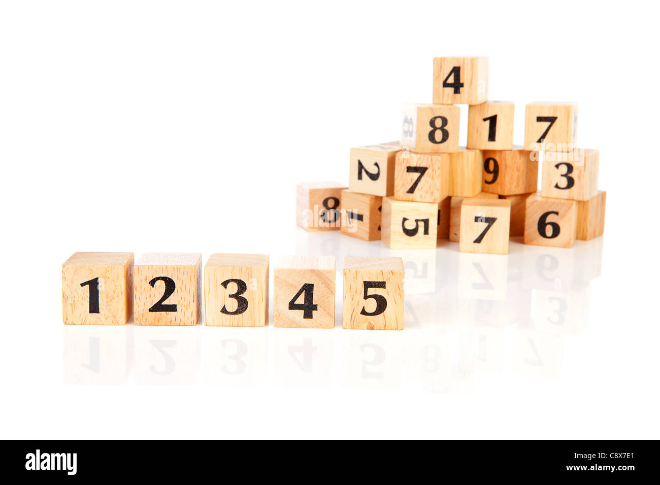 Viele Holzklötze mit Zahlen auf weißem Hintergrund Stockfoto