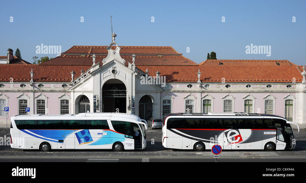 2 Reisebusse vor dem Eingang zum Queluz National Palace (Palácio Nacional de Queluz) in Queluz, Portugal. Stockfoto