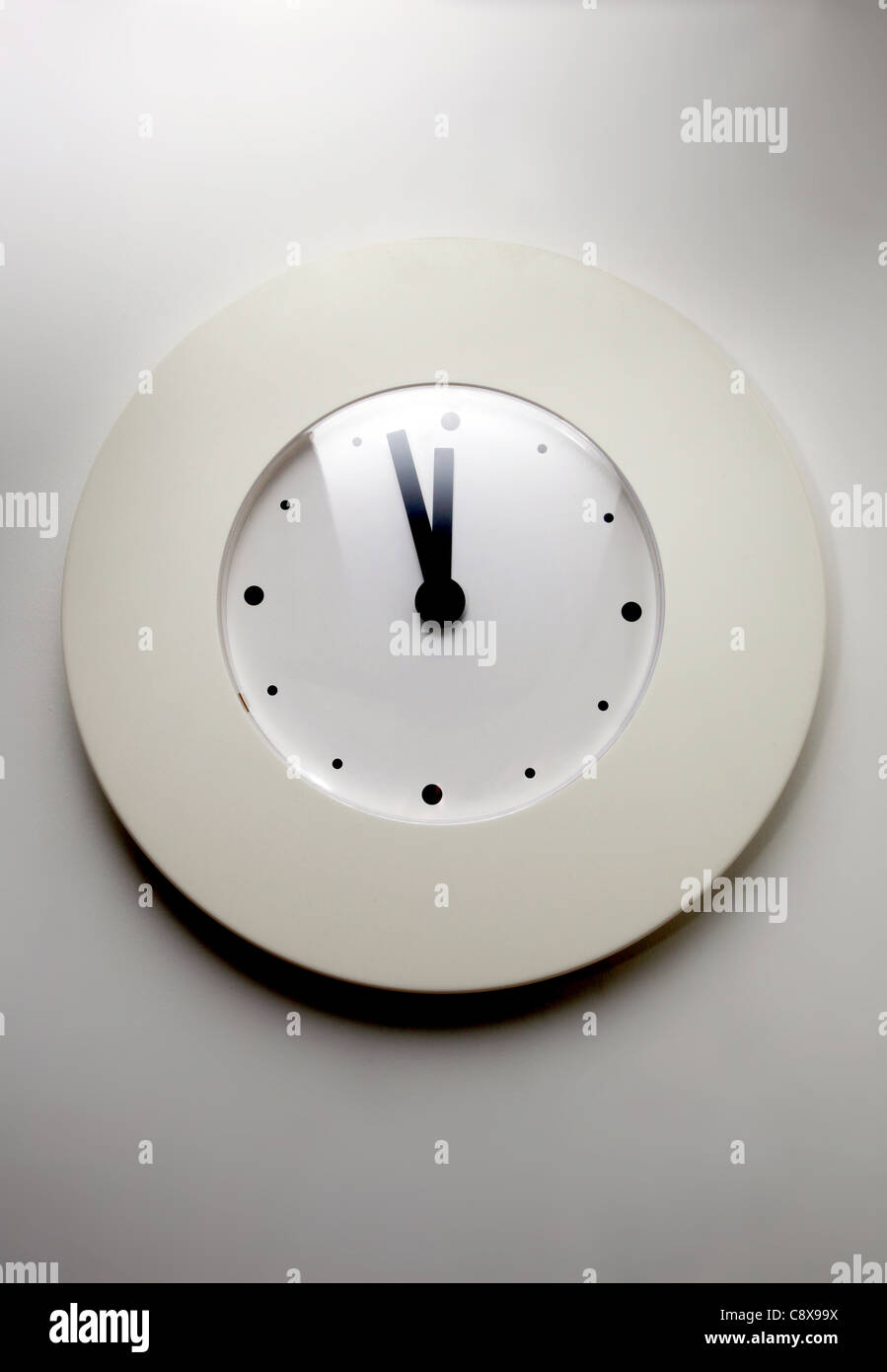 Wanduhr festgesetzt kurz vor 12:00 Stockfoto