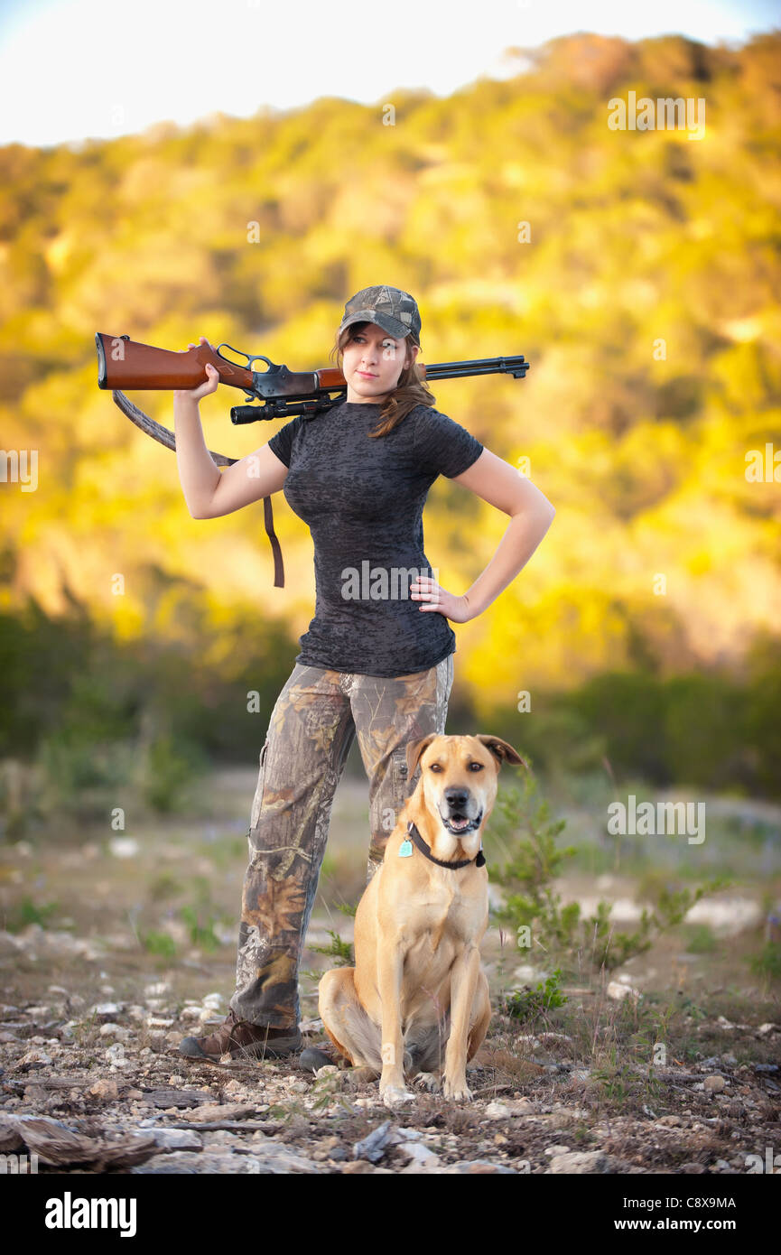Weibliche Jäger mit Jagdhund und Gewehr Stockfoto