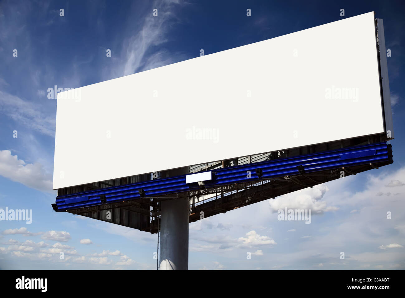 Große leere Plakatwand mit Exemplar auf einem blauen Himmelshintergrund. Stockfoto