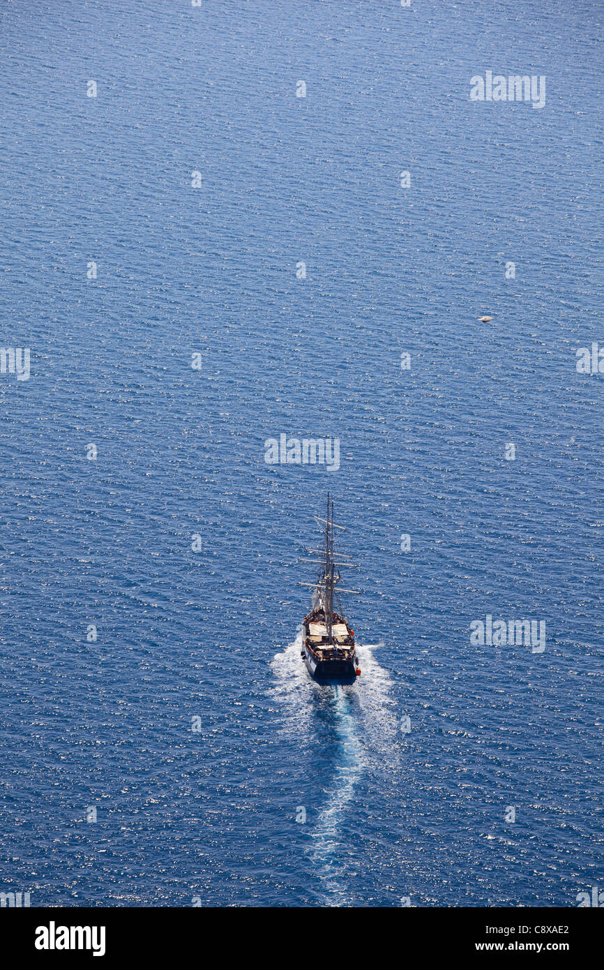 Segelschiff auf hoher See. In der Nähe von Fira, Santorin, Griechenland. Über Ansicht. Stockfoto