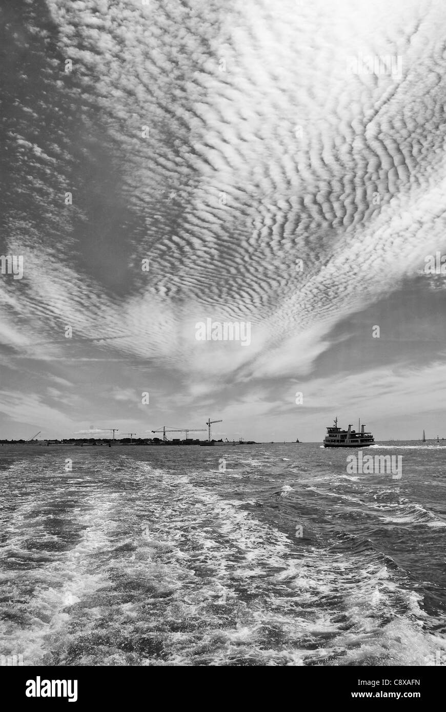 Kreuzfahrt Schiff Gefolge oder Trail im Meer, die Lagune von Venedig Stockfoto