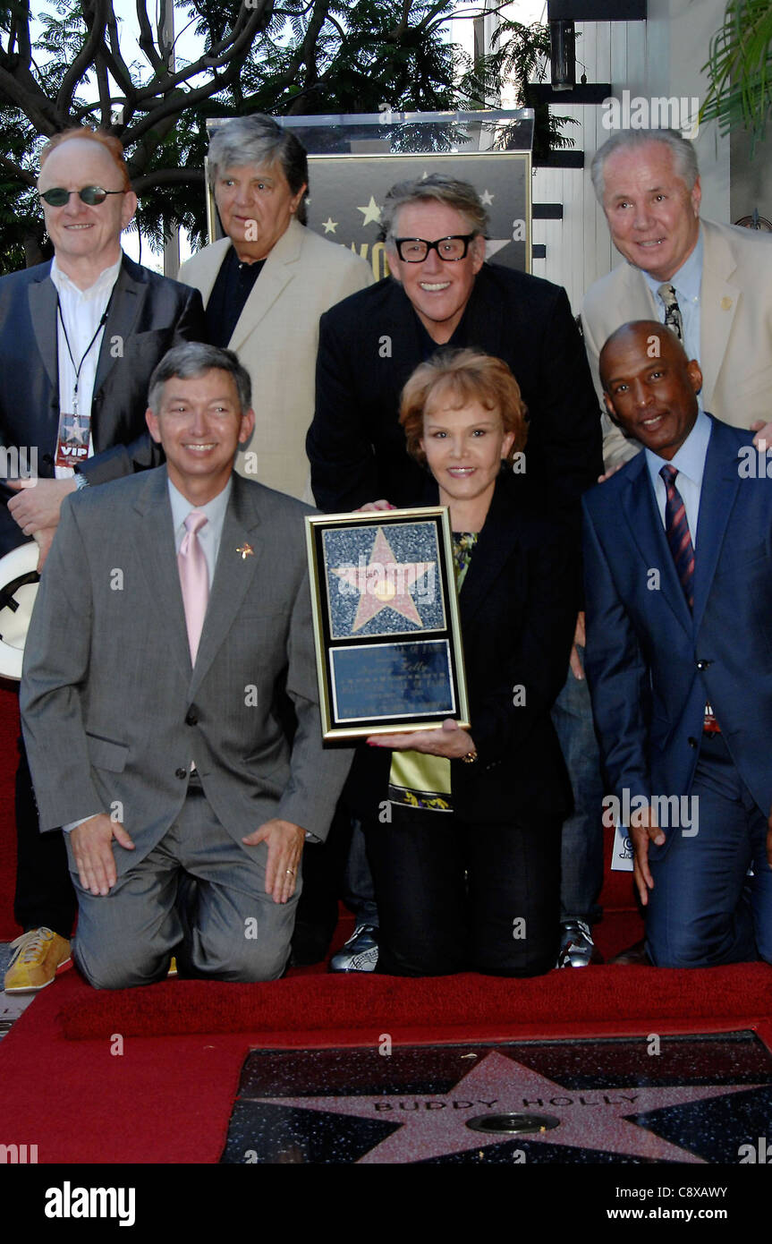 Im Uhrzeigersinn oben links Peter Asher, Phil Everly Gary Busey Tom LaBonge Marty Shelton Maria Elena Holly Leron Gubler atinduction Stockfoto