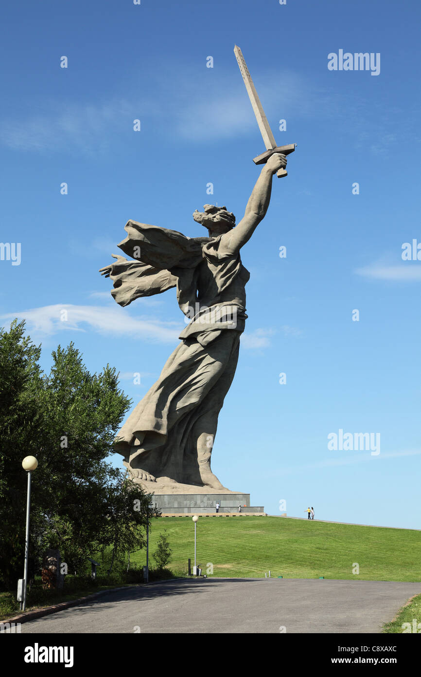 Statue von Mütterchen Russland (Rodina Mat'). Volgograd, Russland vertikale Zusammensetzung. Stockfoto