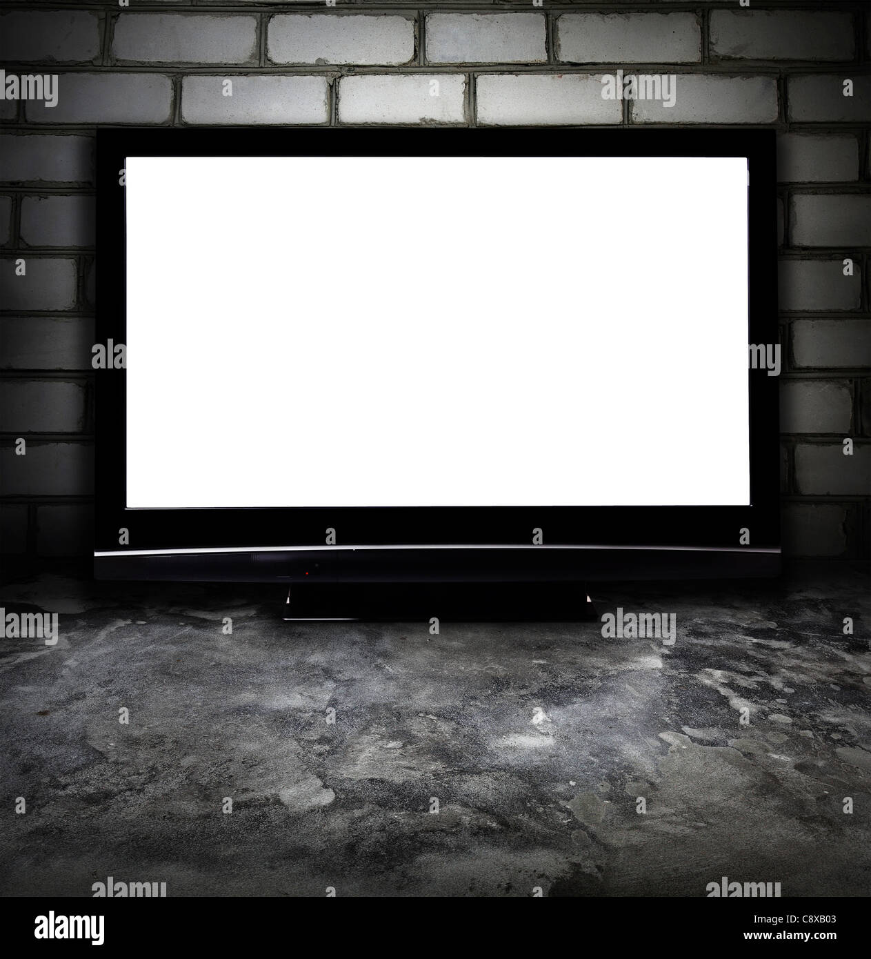 TV mit leeren Bildschirm in einem Grunge-Raum Stockfoto