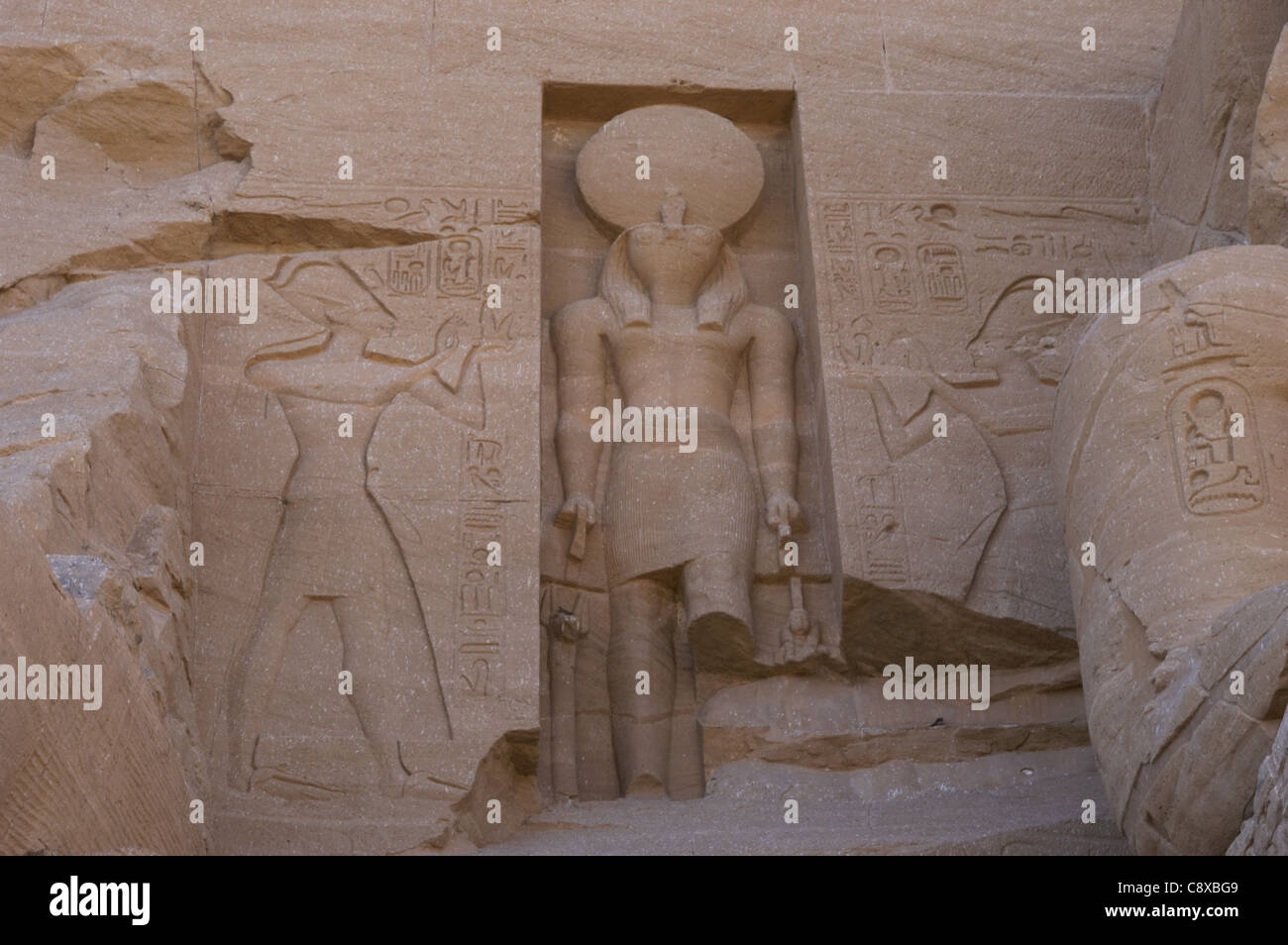 Ägyptische Kunst. Große Tempel von Ramses II. Skulptur des Gottes RA Abu Simbel. Ägypten. Stockfoto