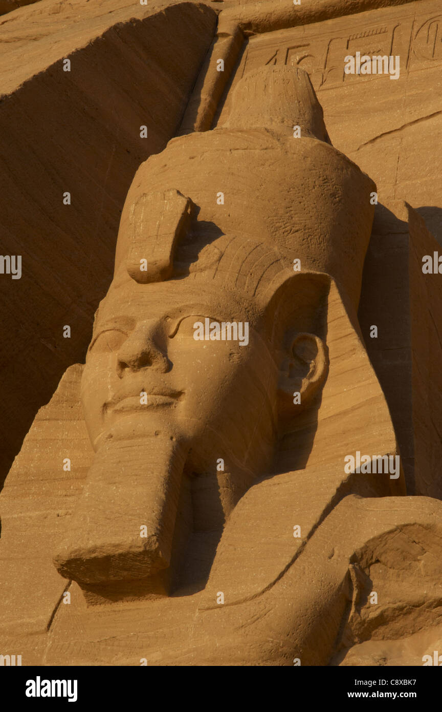 Ägyptische Kunst. Große Tempel von Ramses II. Kolossale Statuen des Pharaos Ramses II. (1290-1224 v. Chr.). Abu Simbel. Ägypten. Stockfoto